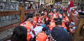 El presidente de la Federación Taurina de Guadalajara, corneado en los Sanfermines Voluntarios de la Cruz Roja atienden a un herido del último encierro de los Sanfermines de 2026, el 14 de julio. (Foto: Eduardo Sanz / EP)