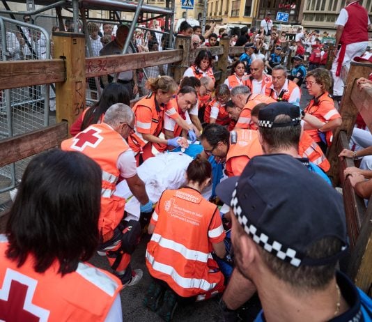 Voluntarios de la Cruz Roja atienden a un herido del último encierro de los Sanfermines de 2026, el 14 de julio. (Foto: Eduardo Sanz / EP)