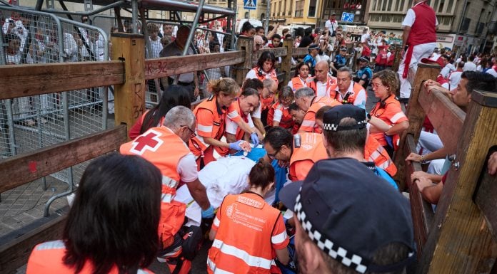 Voluntarios de la Cruz Roja atienden a un herido del último encierro de los Sanfermines de 2026, el 14 de julio. (Foto: Eduardo Sanz / EP)
