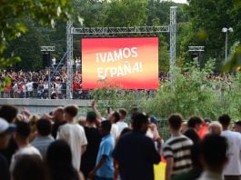 Una pantalla gigante para seguir el España-Francia en Madrid. (Foto: EP)