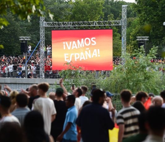Una pantalla gigante para seguir el España-Francia en Madrid. (Foto: EP)