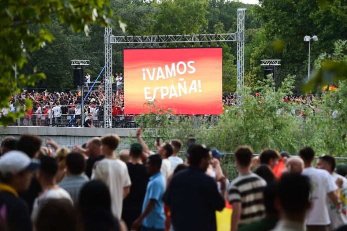 Una pantalla gigante para seguir el España-Francia en Madrid. (Foto: EP)