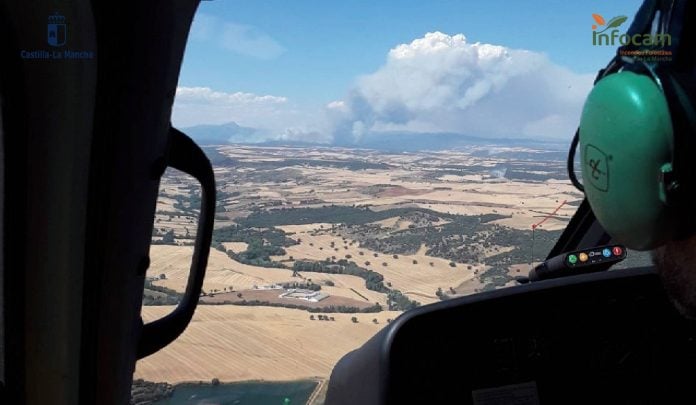 El incendio de La Mierla ha arrasado unas 800 hectáreas y requerirá 