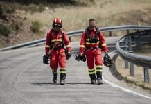 Más de 12.000 hectáreas habían ardido en el incendio de Guadalajara al amanecer del domingo Dos militares de la UME durante las labores de extinción del incendio.