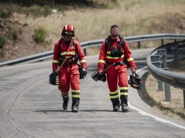 Dos militares de la UME durante las labores de extinción del incendio.