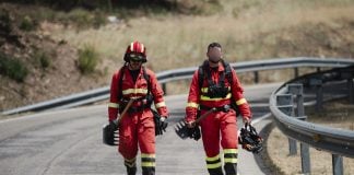 Dos militares de la UME durante las labores de extinción del incendio.