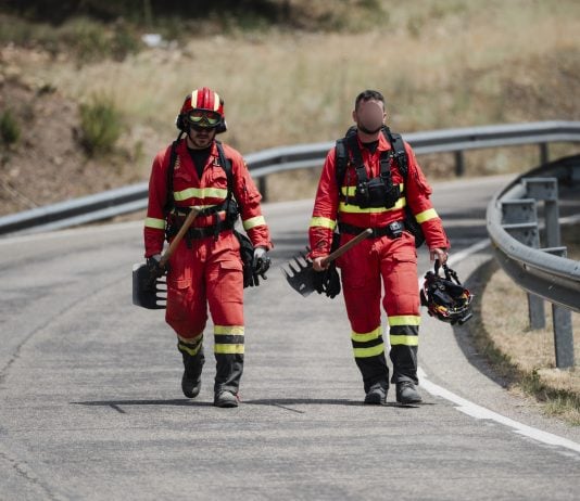 Dos militares de la UME durante las labores de extinción del incendio.