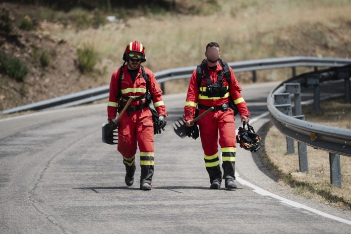 Dos militares de la UME durante las labores de extinción del incendio.