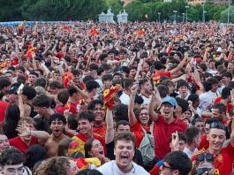 Marea roja en apoyo a la selección española de fútbol.