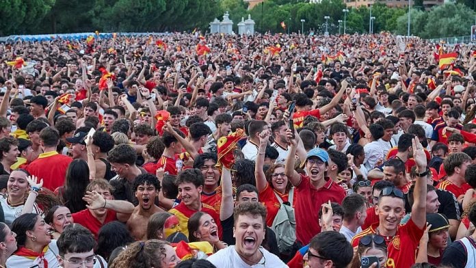 Marea roja en apoyo a la selección española de fútbol.