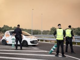 Carretera cortada, a 2 de julio de 2026, en Chapinería, Madrid (España). Los incendios que afectan a la Comunidad de Madrid siguen avanzando sin control y se han unido en un solo foco, mientras que en Ávila el incendio de Burgohondo avanza también sin control lo que ha obligado al Gobierno central a declarar la emergencia nacional en un día en la que las previsiones meteorológicas de intensas rachas de viento dificultan las labores de extinción. Hasta el momento se han quemado 9.000 hectáreas en Ávila y otras 6.000 en Madrid. A. Pérez Meca / Europa Press 24 JULIO 2026 INCENDIO FORESTAL;PIXELADA 24/7/2026