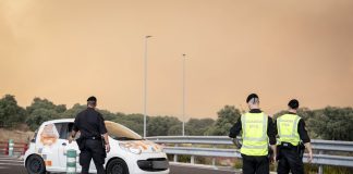 Carretera cortada, a 2 de julio de 2026, en Chapinería, Madrid (España). Los incendios que afectan a la Comunidad de Madrid siguen avanzando sin control y se han unido en un solo foco, mientras que en Ávila el incendio de Burgohondo avanza también sin control lo que ha obligado al Gobierno central a declarar la emergencia nacional en un día en la que las previsiones meteorológicas de intensas rachas de viento dificultan las labores de extinción. Hasta el momento se han quemado 9.000 hectáreas en Ávila y otras 6.000 en Madrid. A. Pérez Meca / Europa Press 24 JULIO 2026 INCENDIO FORESTAL;PIXELADA 24/7/2026
