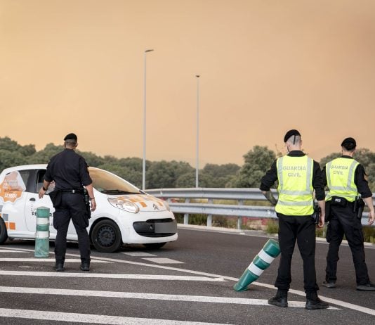 Carretera cortada, a 2 de julio de 2026, en Chapinería, Madrid (España). Los incendios que afectan a la Comunidad de Madrid siguen avanzando sin control y se han unido en un solo foco, mientras que en Ávila el incendio de Burgohondo avanza también sin control lo que ha obligado al Gobierno central a declarar la emergencia nacional en un día en la que las previsiones meteorológicas de intensas rachas de viento dificultan las labores de extinción. Hasta el momento se han quemado 9.000 hectáreas en Ávila y otras 6.000 en Madrid. A. Pérez Meca / Europa Press 24 JULIO 2026 INCENDIO FORESTAL;PIXELADA 24/7/2026