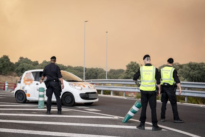 Carretera cortada, a 2 de julio de 2026, en Chapinería, Madrid (España). Los incendios que afectan a la Comunidad de Madrid siguen avanzando sin control y se han unido en un solo foco, mientras que en Ávila el incendio de Burgohondo avanza también sin control lo que ha obligado al Gobierno central a declarar la emergencia nacional en un día en la que las previsiones meteorológicas de intensas rachas de viento dificultan las labores de extinción. Hasta el momento se han quemado 9.000 hectáreas en Ávila y otras 6.000 en Madrid. A. Pérez Meca / Europa Press 24 JULIO 2026 INCENDIO FORESTAL;PIXELADA 24/7/2026