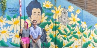 El concejal de Barrios, David García, junto a la artista Kora-lie.