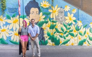El concejal de Barrios, David García, junto a la artista Kora-lie.