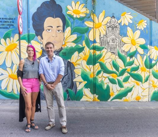 El concejal de Barrios, David García, junto a la artista Kora-lie.