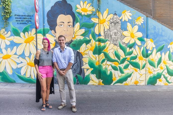 El concejal de Barrios, David García, junto a la artista Kora-lie.