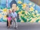 Kora-lie deja huella en Guadalajara: estrena un mural singular El concejal de Barrios, David García, junto a la artista Kora-lie.