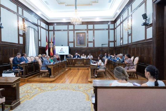 Pleno extraordinario en la Diputación de Guadalajara el 30 de julio de 2026.