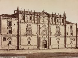 Fachada de la Universidad de Alcalá en 1870.