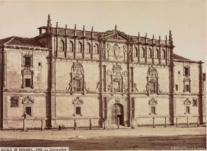 Fachada de la Universidad de Alcalá en 1870.