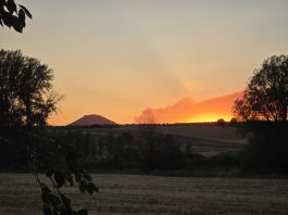 El fuego de La Mierla al atardecer del jueves, desde Valdearenas. (Foto: Ángel Fernández)