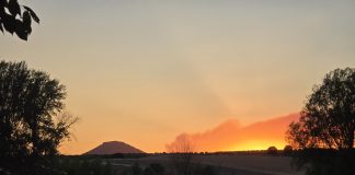 100 evacuados y 1.500 hectáreas quemadas en sólo 7 horas de incendio en el norte de Guadalajara El fuego de La Mierla al atardecer del jueves, desde Valdearenas. (Foto: Ángel Fernández)