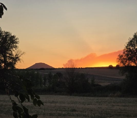 El fuego de La Mierla al atardecer del jueves, desde Valdearenas. (Foto: Ángel Fernández)