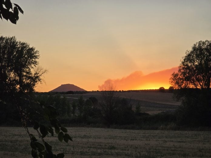 El fuego de La Mierla al atardecer del jueves, desde Valdearenas. (Foto: Ángel Fernández)