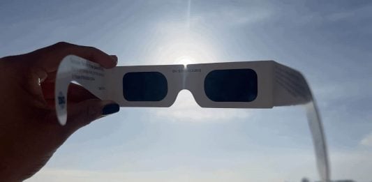 Crece la psicosis con la protección de los ojos para el eclipse Gafas para ver el eclipse.