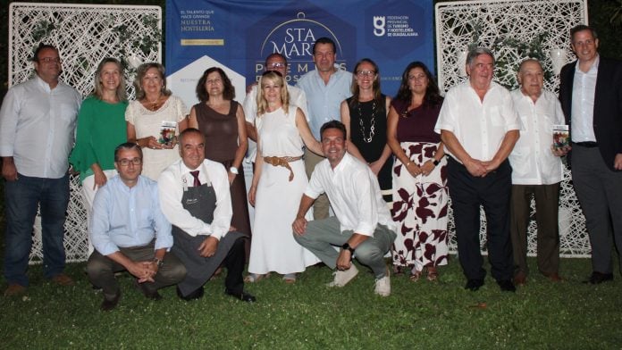 Hosteleros y políticos juntos en la gala de Santa Marta.