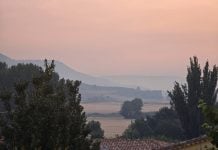 El sábado ya sólo estaban evacuados 2 pueblos en Guadalajara Así amanecía este 25 de julio de 2026 la zona del incendio vista desde el valle del Badiel. (Foto: Ángel Fernández)