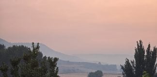 Así amanecía este 25 de julio de 2026 la zona del incendio vista desde el valle del Badiel. (Foto: Ángel Fernández)