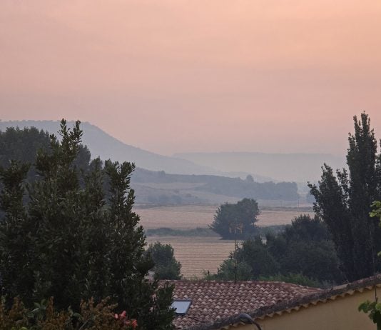 Así amanecía este 25 de julio de 2026 la zona del incendio vista desde el valle del Badiel. (Foto: Ángel Fernández)