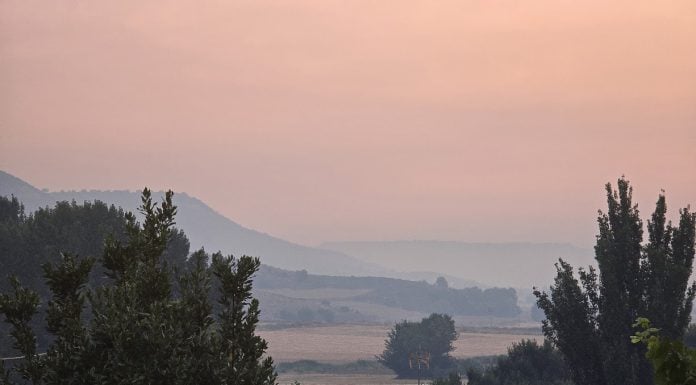 Así amanecía este 25 de julio de 2026 la zona del incendio vista desde el valle del Badiel. (Foto: Ángel Fernández)