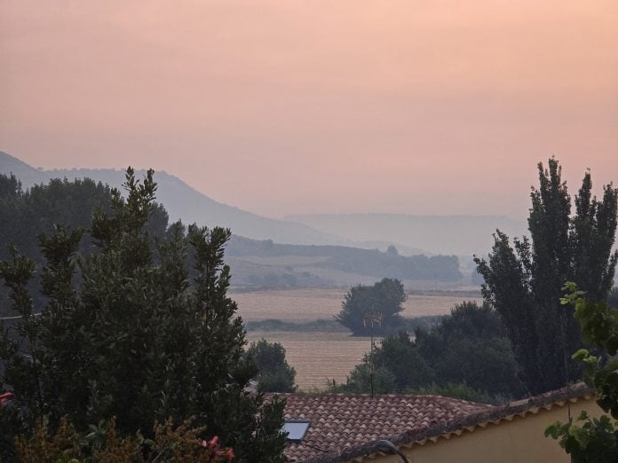 Así amanecía este 25 de julio de 2026 la zona del incendio vista desde el valle del Badiel. (Foto: Ángel Fernández)