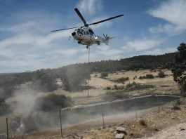 Un helicóptero durante las labores de extinción del incendio, a 18 de julio de 2026, en La Mierla, Guadalajara, Castilla-La Mancha (España). El fuego sigue activo en varios frentes y avanza hacia el municipio de Semillas, ha obligado a evacuar a 529 vecinos de once municipios y ya ha arrasado 3.483 hectáreas. Mateo Lanzuela / Europa Press 18 JULIO 2026;INCENDIO FORESTAL 18/7/2026