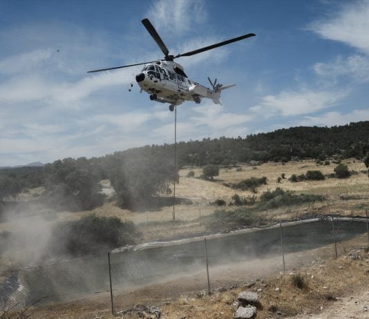 Un helicóptero durante las labores de extinción del incendio, a 18 de julio de 2026, en La Mierla, Guadalajara, Castilla-La Mancha (España). El fuego sigue activo en varios frentes y avanza hacia el municipio de Semillas, ha obligado a evacuar a 529 vecinos de once municipios y ya ha arrasado 3.483 hectáreas. Mateo Lanzuela / Europa Press 18 JULIO 2026;INCENDIO FORESTAL 18/7/2026