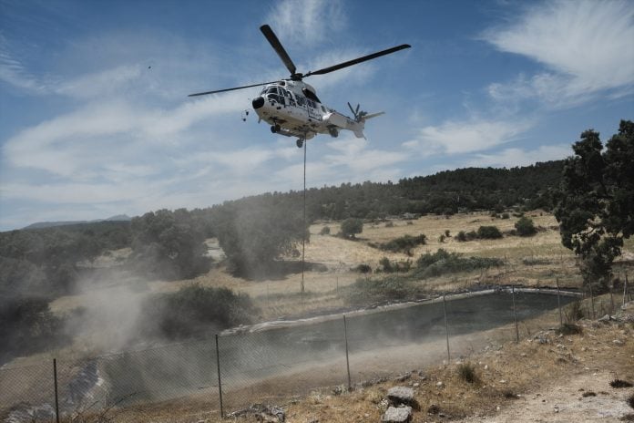 Un helicóptero durante las labores de extinción del incendio, a 18 de julio de 2026, en La Mierla, Guadalajara, Castilla-La Mancha (España). El fuego sigue activo en varios frentes y avanza hacia el municipio de Semillas, ha obligado a evacuar a 529 vecinos de once municipios y ya ha arrasado 3.483 hectáreas. Mateo Lanzuela / Europa Press 18 JULIO 2026;INCENDIO FORESTAL 18/7/2026