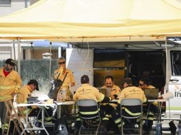 Varias personas trabajan en el Puesto de Mando Avanzado (PMA) durante las labores de extinción del incendio el 18 de julio de 2026, en Tamajón.