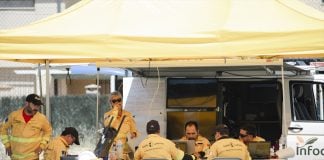 Han confinado incluso Hiendelaencina Varias personas trabajan en el Puesto de Mando Avanzado (PMA) durante las labores de extinción del incendio el 18 de julio de 2026, en Tamajón.