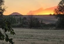 Durante la madrugada se ha seguido trabajando en el incendio de La Mierla El incendio de La Mierla, desde Valdearenas. (Foto: Ángel Fernández)