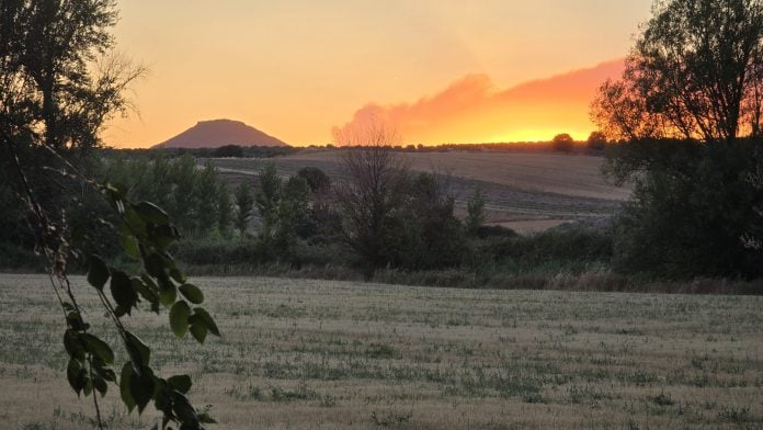 El incendio de La Mierla, desde Valdearenas. (Foto: Ángel Fernández)