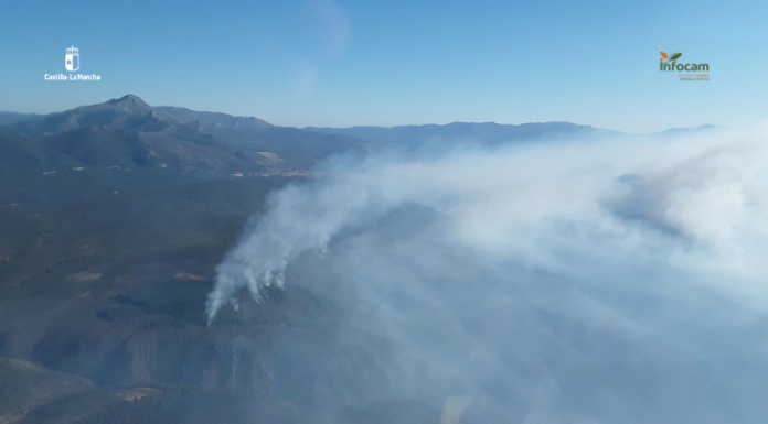 El humo de los incendios es muy tóxico, alerta Sanidad El incendio de La Mierla, desde el aire. (Foto: Infocam)