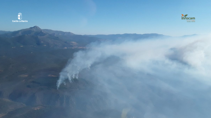 El incendio de La Mierla, desde el aire. (Foto: Infocam)