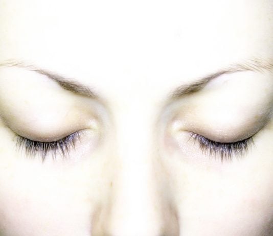 El verano puede ser un desastre para tus ojos. Sigue estos consejos… Ojos