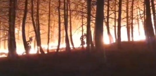 El fuego sigue muy activo mientras el humo alcanza a la Campiña y la capital El incendio de El Ordial, de madrugada y desde dentro. (Foto: Infocam)