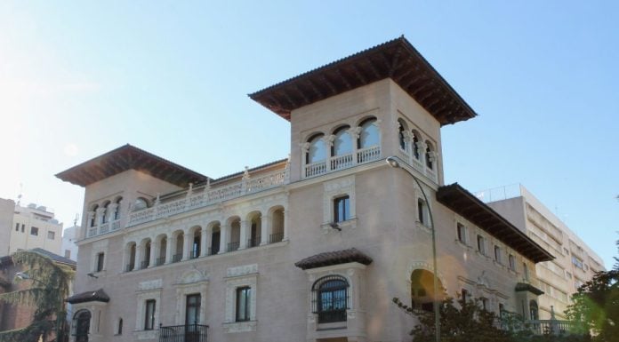 Aike se va al Defensor del Pueblo Palacete de Madrid que es la sede del Defensor del Pueblo.