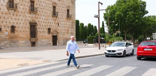 El concejal de Seguridad en pleno momento "peatón prudente", en fotografía facilitada por el Ayuntamiento de Guadalajara.